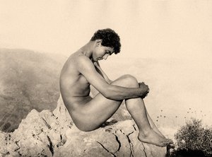 Studie van een mannelijk naakt op een rots, Taormina, Sicilië, c.1900 door Baron Wilhelm von Gloeden