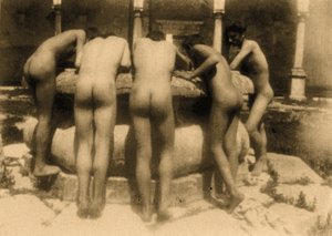 Studie van vijf jongens die in een put kijken, Sicilië, ca. 1900