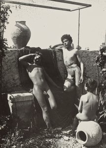 [Drie jongens in een tuin]