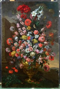 Lelies, Tulpen, Anjers, Pioenen, Winde en Andere Bloemen in een Bronzen Urn met Vogels, een Schildpad en Vlinders in een Landschap, 1718 door Bartolomeo Bimbi