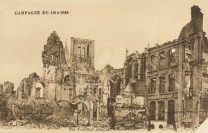 Stadhuis na het bombardement, Ieper, 1915 door Belgian Photographer