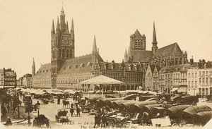 De Grote Markt op marktdag, Ieper, België