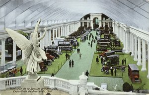 Ansichtkaart met motorvoertuigen in de Britse sectie van de Exposition Universelle in Brussel in 1910