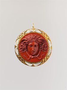 Hoofd van Medusa (Rode jaspis gemonteerd in goud met wit email) door Benedetto Pistrucci