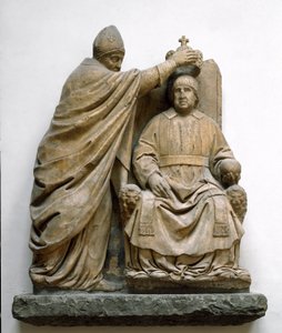 Kardinaal Latino di Carlo Orsini (1410-1477) kroont Ferdinand II van Aragon (1452-1516). Marmeren beeldhouwwerk door Benedetto da Maiano (1442-1497). Florence, Museo Nazionale del Bargello door Benedetto da Maiano