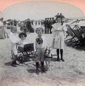 VS, Atlantic City: kinderen spelen op het strand van Atlantic City door Benjamin West Kilburn
