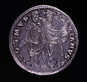 Keerzijde van zilveren munt met SS Cosimo en Damien die naar elkaar kijken. Opschrift: S. COSMVS S. DAMIANVS, geslagen 1532-1537 door Benvenuto Cellini