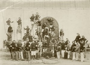 Een groep brandweermannen gefotografeerd in Zichron Yaacov, ca. 1898-1900