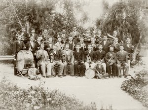 De orkestgroep gefotografeerd in Zichron Yaacov, ca. 1898-1900