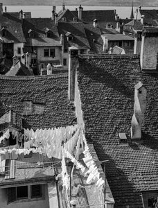 Geknikte daken en wasgoed dat droogt op oude Italiaanse dorpshuizen