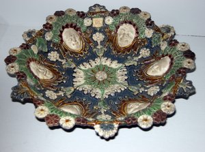 Schaal met groteske gezichten (faience)