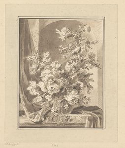 Vaas met bloemen voor een nis