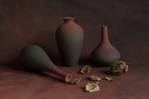 Elegant stilleven van aardewerk door Betty Liu