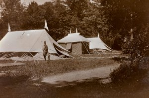 Album van de Eerste Wereldoorlog in Friuli-Venezia Giulia: tenten voor ontvangst, chirurgie en verbanden voor Villa Brazzà, huisvest 17 van het oorlogshospitaal in Soleschiano Manzano, foto genomen vanaf de kerktoren, 05/1916 (zw/w foto)