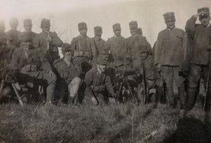 Album van de Eerste Wereldoorlog in Friuli-Venezia Giulia: groepsportret van de kanonniers van de 112e Infanterie door Bourbon Del Monte