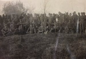 Album van de Eerste Wereldoorlog in Friuli-Venezia Giulia: groepsportret van de soldaten van de Infanterie 112.mo met schoppen bij de Rivier Toren