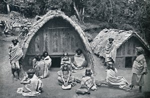 Een Toda-huis in een inheems dorp, India, 1902 door Bourne and Shepherd