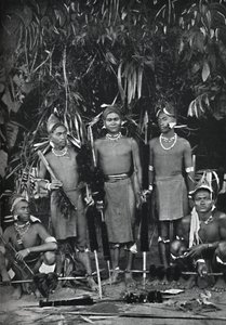 Angami Nagas in vol ornaat, 1902