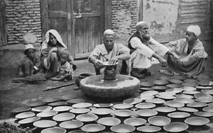 Kashmiri pottenbakkers aan het werk, 1902