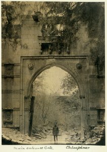 Hoofdingang, Champaner, c.1875 door British Photographer