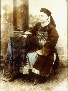 Portret van een Mandarijn, waarschijnlijk Kantonees, circa 1890s, ca. 1890s door British Photographer