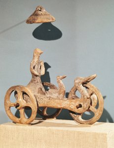 Votiefwagen met een antropomorfe godheid, uit Dupljaja