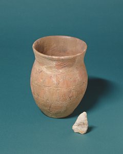 Bekerpot en vuurstenen mes gevonden bij een begrafenis in Barnwood, Gloucestershire, ca. 2000 v.Chr.