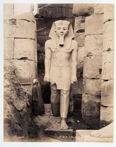 Een standbeeld van Ramses in Luxor - foto door de gebroeders Zangali, eind 19e eeuw