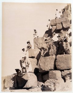 Beklimming van een piramide door toeristen - foto door de Zangali broers, eind 19e eeuw