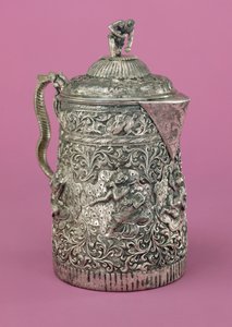 Theepot met een scène die een pwe uitbeeldt