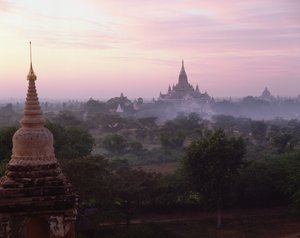 De Ananda Tempel bij zonsopgang, gebouwd in 1090 door Burmese School