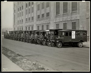 Een rij bezorgwagens geparkeerd buiten de Carolyn Laundry op 111 East 128th Street, East Harlem, New York, 1929 door Byron Company