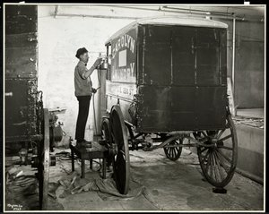 Een man die een bezorgwagen van de Carolyn Laundry spuitverft op 111 East 128th Street, East Harlem, New York, 1929