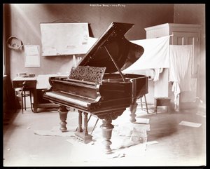 Een piano van Hazelton Brothers Piano Co. aan University Place, New York, 1898 door Byron Company