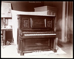 Een piano van Hazelton Brothers Piano Co. op University Place, New York, 1898