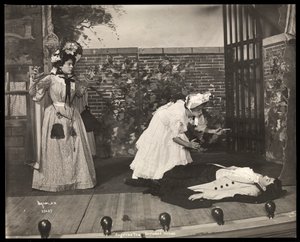 Een scène uit een amateurproductie van een toneelstuk getiteld Angelina, The Orphaned Heiress gepresenteerd op Barnard College, New York