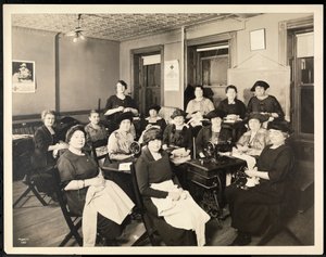Een naaikring van vrouwen op 115 East 101st Street, East Harlem, New York, 1920 door Byron Company