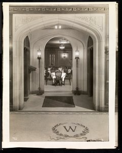 Boog die leidt naar de eetkamer van het Hotel Woodward, Broadway en 55th Street, New York, 1920 (zilveren gelatin afdruk) door Byron Company