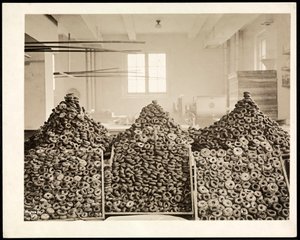 Bakken met donuts voor het Leger des Heils in het Hotel Commodore, 1919