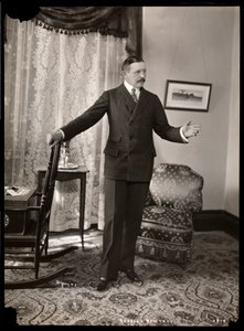 Charles Hawtrey in zijn appartement in Holland House aan Fifth Avenue, New York, 1901-2 door Byron Company