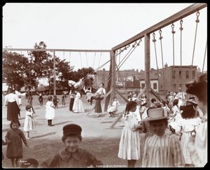 Kinderen schommelen in de Hudson Bank Gymnasium en Speeltuin, 53rd Street en 11th Avenue, New York, 1898