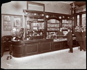 Sigaar- en theaterkaartverkoopbalie in het Hotel Cadillac, 1907 door Byron Company