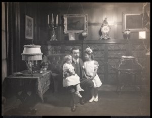 Clarence Mackay met zijn kinderen in de bibliotheek van Harbor Hill, in Roslyn, Long Island, c.1905