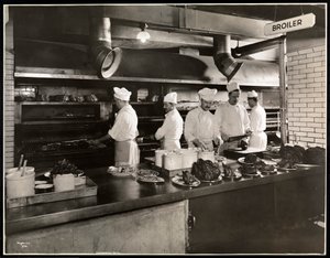 Koks bij de grill in de keuken van het Hotel Commodore, 1919