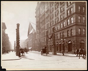 Versieringen voor de Dewey Parade in het Waldorf Astoria Hotel, 33rd Street en 5th Avenue, New York, 1899 door Byron Company