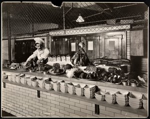 Weergave van koud vlees in de keuken van het Commodore Hotel, 1919