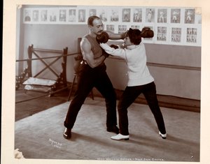 Edna Wallace Hopper poseerde in een boksring met Jack Cooper in zijn gymnasium op Broadway en 37th Street, New York, 1899