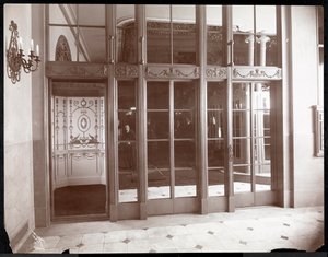 Liften in het Ritz-Carlton Hotel door Byron Company