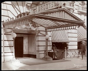 Ingang van Hotel Broztell, 3 East 27th Street, New York, 1906 door Byron Company
