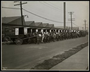 Paard-en-wagen leveringswagens geparkeerd buiten de Carolyn Laundry op 111 East 128th Street, East Harlem, New York, 1929